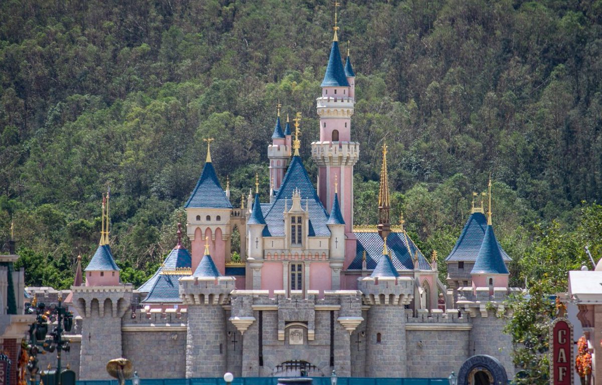 とあるディズニーマニア 上海ディズニーランド 16年にオープンした ディズニーパーク Shdlのシンボルである エンチャンテッド ストーリーブック キャッスル もhkdlのお城と同様に 特定のディズニープリンセスのお城ではなく 全ての ディズニー