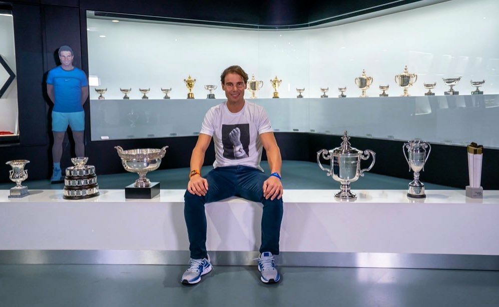 Time to bring back some sweet memories everybodyguys!Rafael Nadal's photoshoots with his GS trophies ~ a thread 