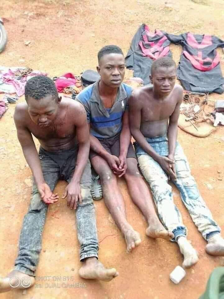 HonneurFidelite's tweet photo. Les voilà les auteurs de l’horreur inqualifiable de #Muyuka 

Ils ont été appréhendés à #widikum où ils se  cachaient après avoir été informés par leurs soutiens que leurs noms et photos circulaient déjà entre les contrôles des FMO sur tte l’étendue du territoire national. https://t.co/vDpXn8qDbT