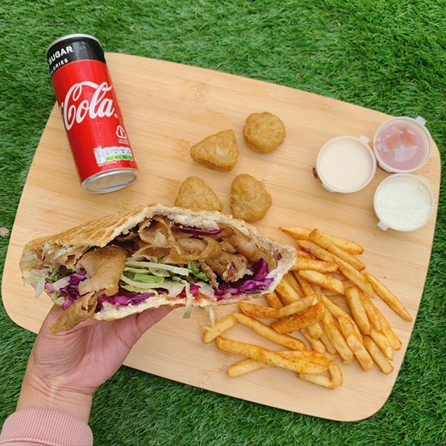 GermanDoner_UK's tweet photo. A true boss can have it all. Get your main and your bits on the side all in one with our GDK Boss Box...
📸 @sheilafoodielife 
#GDKBossBox #Kebab #MixedMeatKebab #BossBox #Sides #BitOnTheSide https://t.co/1E5hSQbRUS