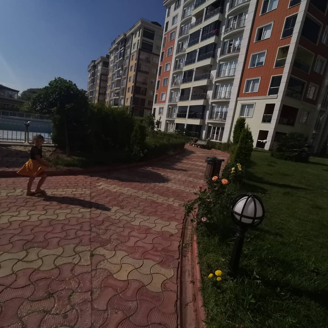 شقة للبيع بسعر 35.425 دولار 
ضمن مجمع سكني في إسطنبول 

غرفة نوم + صالون + حمام + مطبخ أمريكي مفتوح على الصالون 
مساحة الشقة : 60 متر مربع 
الطابق : أرضي مرتفع 
عمر البناء : 6 سنوات 
الشقة ضمن مجمع سكني يتضمن : 
حدائق ، مسبح ، ألعاب الأطفال ، گراج مغلق للسيارات ، حراسه 24 ساعة .