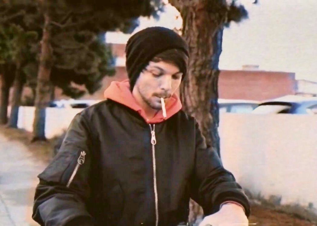 Iarrysparkles's tweet photo. 🏡Larry SMAU🏡
HS has been a real estate agent for the PaynEmpire agency for five years - he's dealt with fussy celebrities before. LT is different though, he's rich, demanding and oh so attractive. 

Rule number one of the agency: do not date clients. Well... https://t.co/YMwciPaWMC