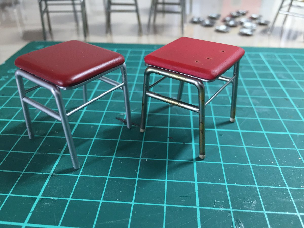 ゲーセン椅子も初期に作った物(左)と比べると塗装は少し進化したかな