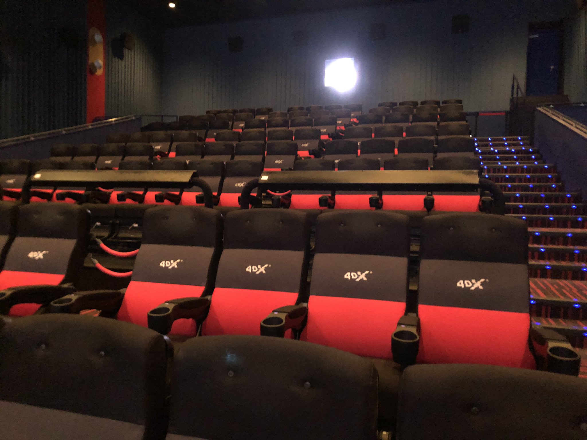 4dx橿原 Eyesonmethemovie 4dx 橿原の4dxシアターは予想通り 音響 が凄い 映画泥棒のカメラ男が着地した時から既に凄い 大和郡山のimaxに近い感じでした 雪はかからない程度でスクリーン前に降りました ユナイテッド シネマ橿原 アイズワン