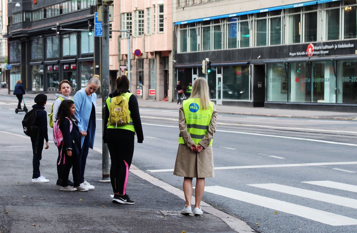 MLL_Uusimaa's tweet photo. ❤️ Pienten koululaisten koulutietä turvaamassa tänään satoja vapaaehtoisia. Tunnelmat Kaisaniemen ala-asteen kulmilta Helsingistä.

#mll #mllup #koulutienturvaajat #mylife #sanomapro https://t.co/11Hd9comag