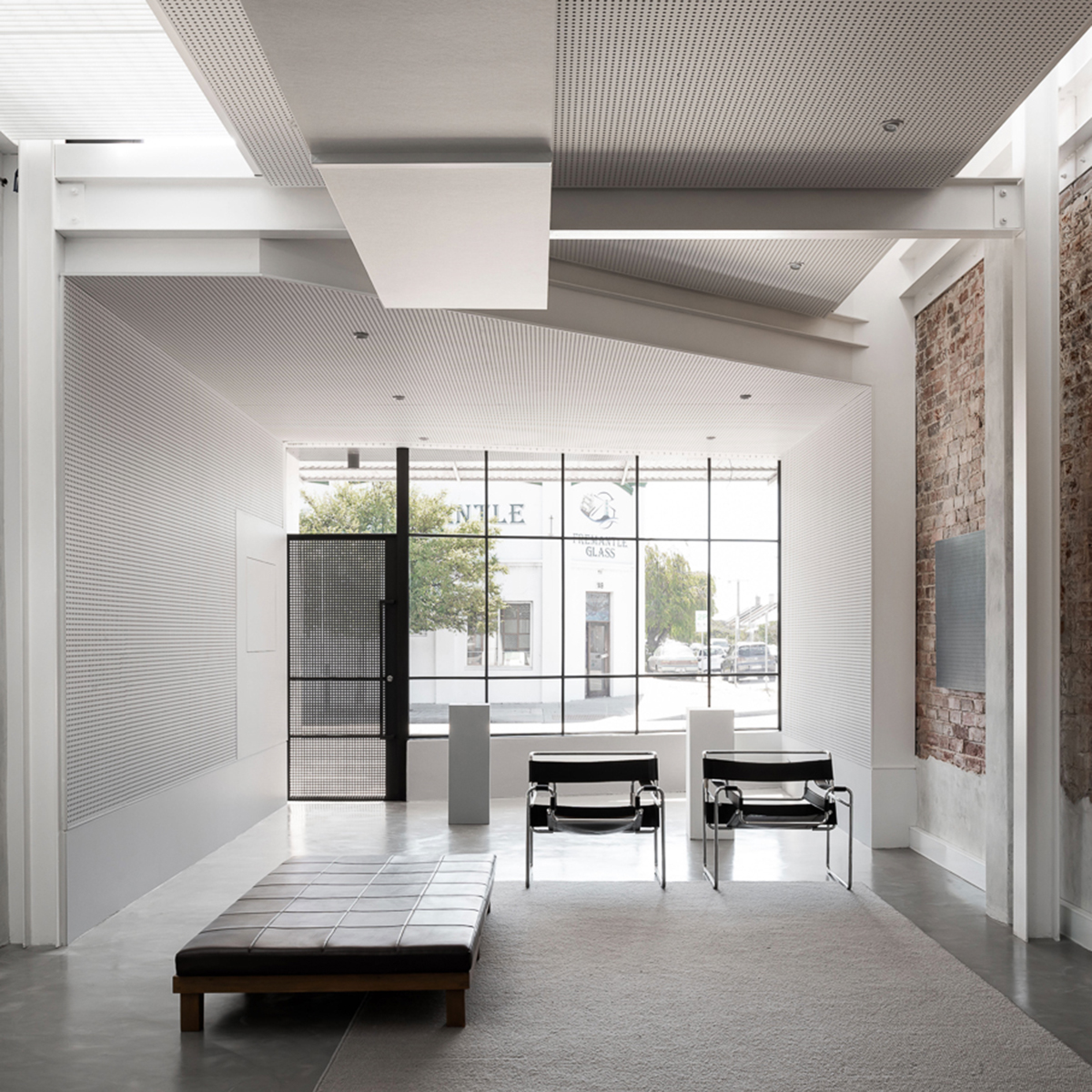 #2020WAArchitectureLightingAward 'home' renovation optimises future opportunity. Strategically-placed luminaires smoothly transition day into night. 

EXPLORE > loom.ly/MNDAyuM

#homeoffice #eclipseglide #kobetrack #titaniumdownlight #cuardrosteplight #design #lighting