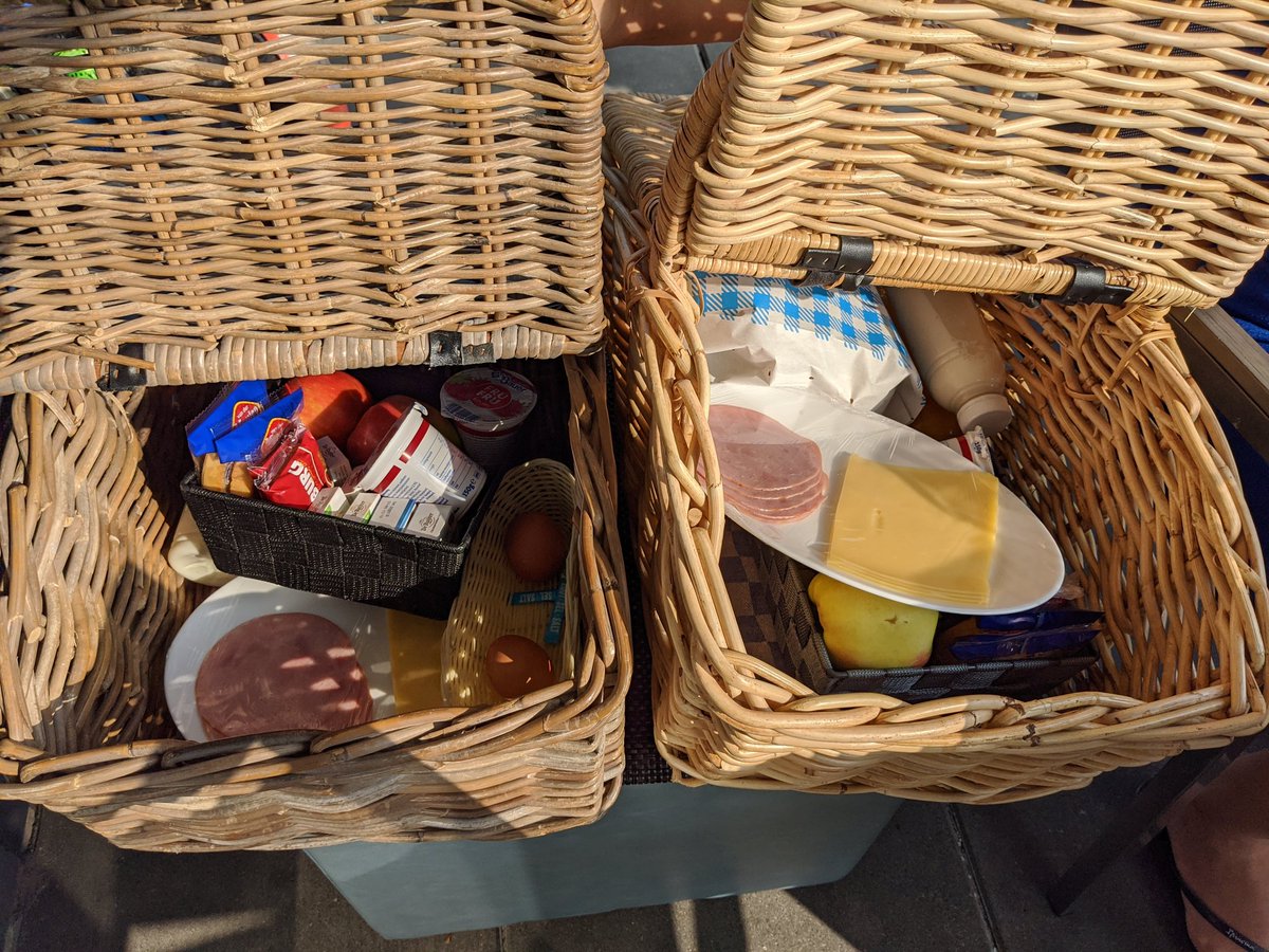 PeterBernsen's tweet photo. Dat was dat een aardig gebaar. Een luxe ontbijt gekregen vanochtend. https://t.co/4nuWZmIzei