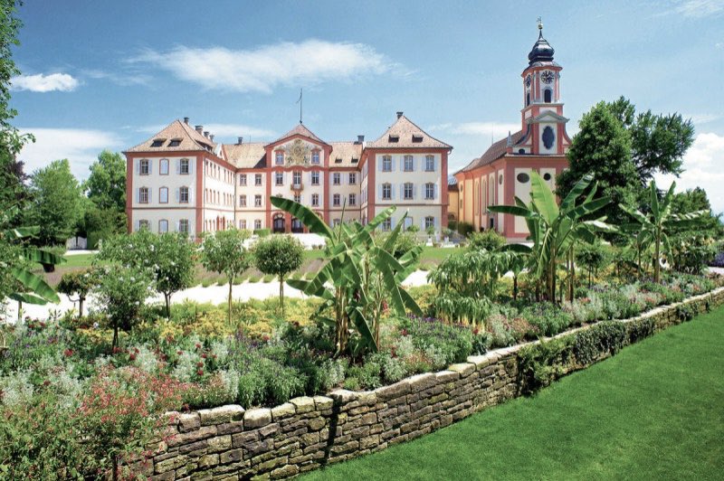 Eilandgevoel? Struin door een subtropische bloementuin en een arboretum met verzameling van 150 haar oude bomen op Mainau in de Bodensee. @visitbawu #visitbawu