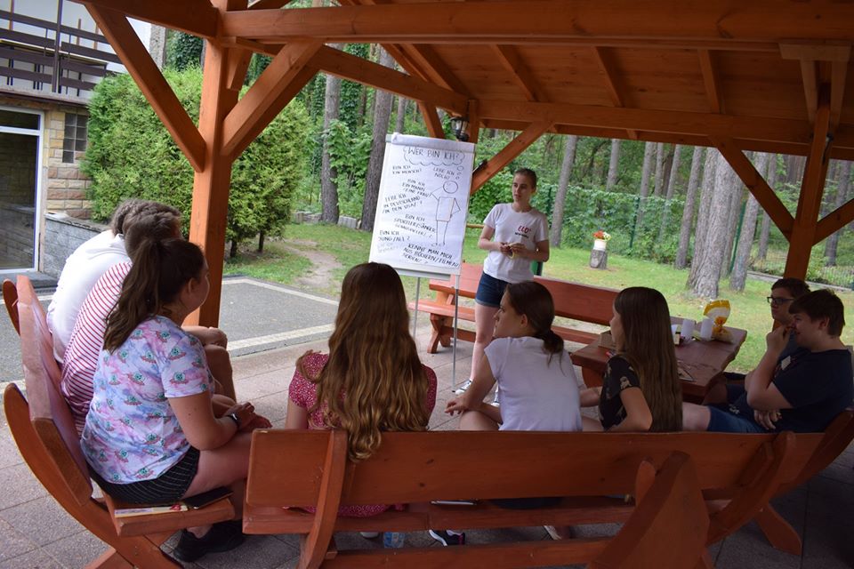 BJDMZMMN's tweet photo. 🇩🇪 #Sprachcamp "#Jugendzeit" (08. bis 16.08.2020 in Turawa) ☀️

Täglich interessante und lehrreiche Workshops und ein attraktives Freizeitangebot! 🏖 

Auch der #BJDM ist im Projekt involviert und vermittelt Wissen in den Bereichen #Sprache und #Projektmanagement! ✅📈💪

#VdG https://t.co/CjNJdj3hIA