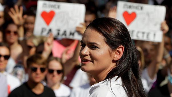 donc comme je l'ai dit, le 10 août ont eu lieu les élections présidentielles. plusieurs candidats ont été arrêtés durant les campagnes, notamment Syarhei Tsikhanovskiy. Sa femme, Svetlana Tsikhanovskaya a repris sa campagne, devant l'opposante n°1 de Loukachenko.