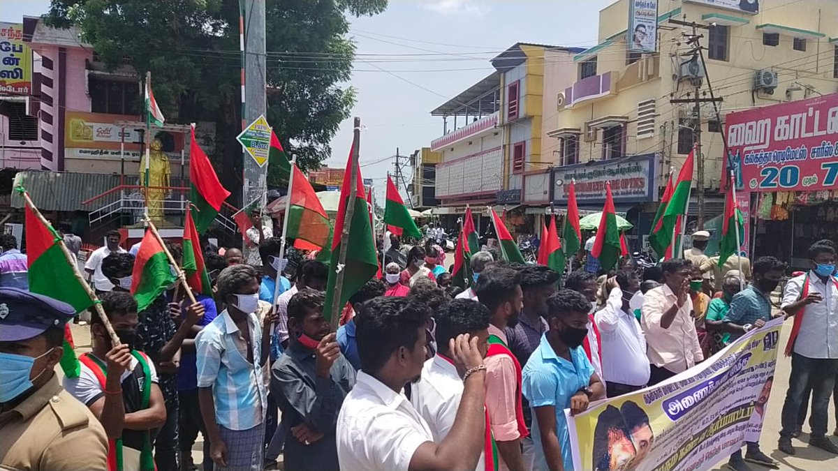 RethinamPT's tweet image. திருத்துறைப்பூண்டியில் ஆர்ப்பாட்டம்!

விவசாயி அணைக்கரை முத்து கொலையில் தொடர்புடைய வனக் காவலர்கள் மீது கொலை வழக்கு பதிவு செய்து கைது செய்ய வலியுறுத்தியும், இந்த வழக்கை CBI விசாரணைக்கு மாற்ற உத்தரவிட வலியுறுத்தியும், திருத்துறைப்பூண்டியில் புதிய தமிழகம் ஆர்ப்பாட்டம் நடைபெற்றது.