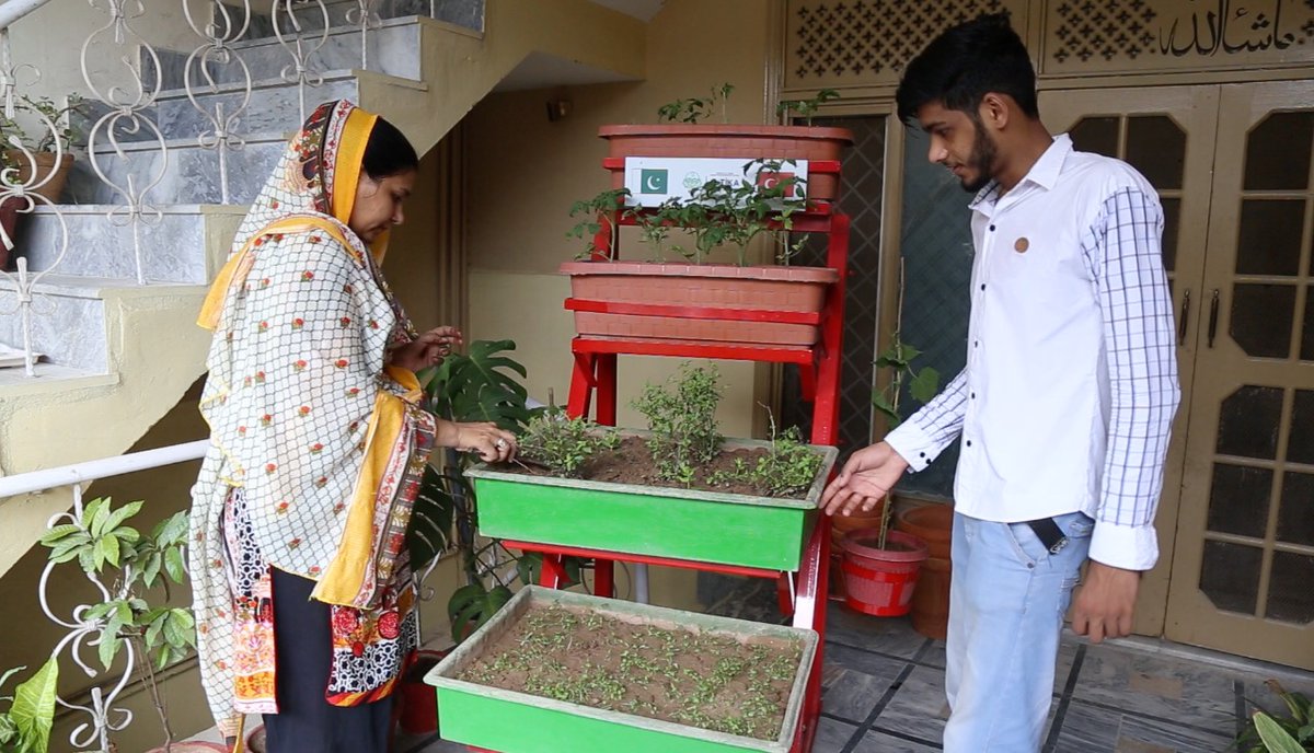 tika_deutsch's tweet photo. #Pakistanische Frauen produzieren mit TİKA

Mit dem Mikrogartenprojekt bauen Frauen zu Hause ihr eigenes Bio-Gemüse an und tragen so zum Familienhaushalt bei.

Die Berufsausbildung der 200 Frauen, die von TİKA mit Ausrüstung unterstützt wurden, wird fortgesetzt. https://t.co/aX26LTePQf