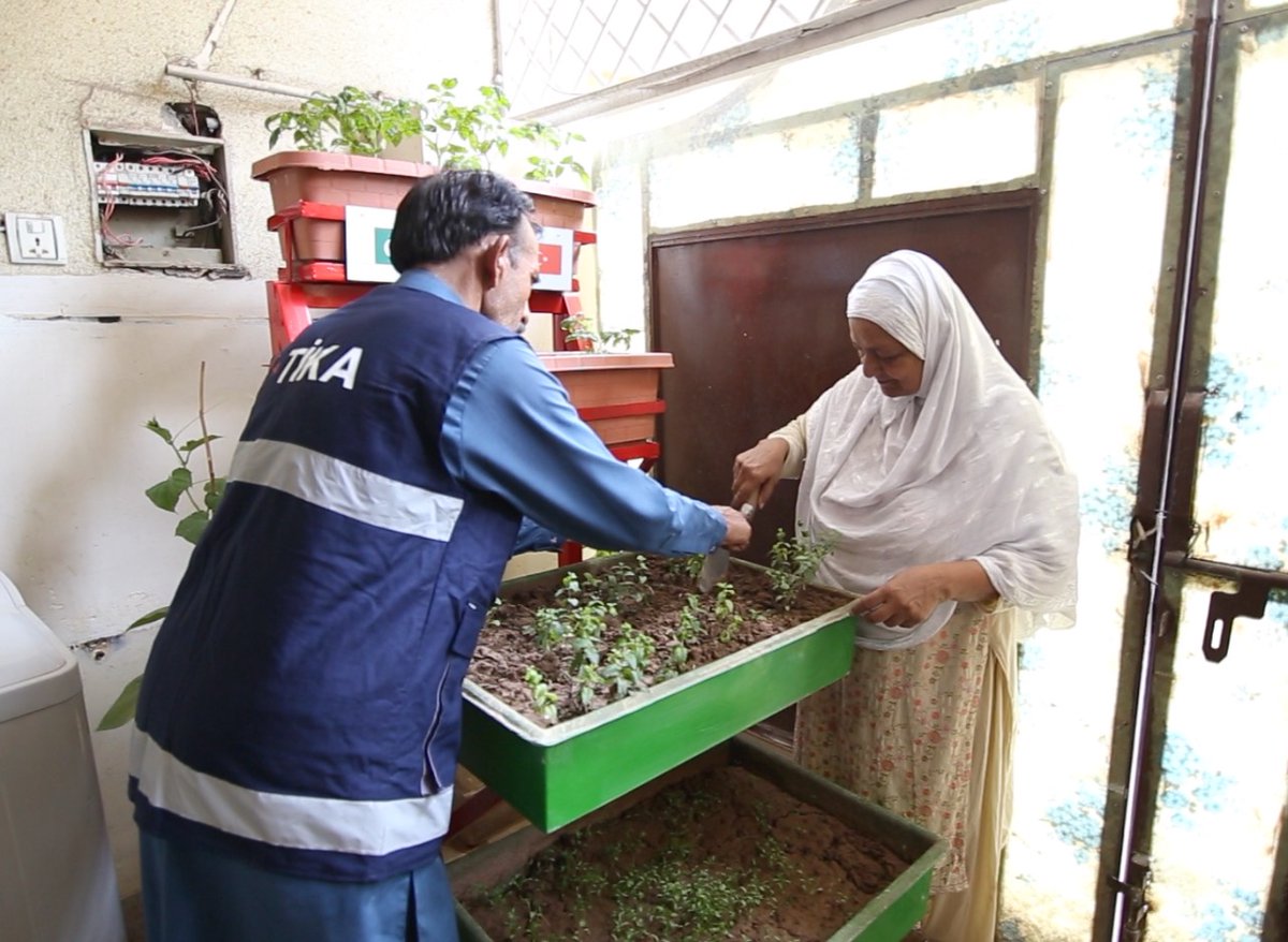 tika_deutsch's tweet photo. #Pakistanische Frauen produzieren mit TİKA

Mit dem Mikrogartenprojekt bauen Frauen zu Hause ihr eigenes Bio-Gemüse an und tragen so zum Familienhaushalt bei.

Die Berufsausbildung der 200 Frauen, die von TİKA mit Ausrüstung unterstützt wurden, wird fortgesetzt. https://t.co/aX26LTePQf