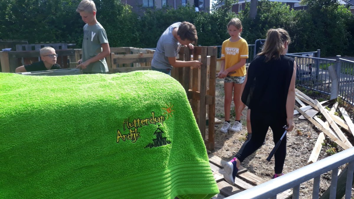 hutdorpAndijk's tweet photo. Er wordt al flink gewerkt aan @hutdorpAndijk @home goed bezig!! 🔨🔨🔨☀️ #Andijk #Timmeren https://t.co/aI5EApeJbi
