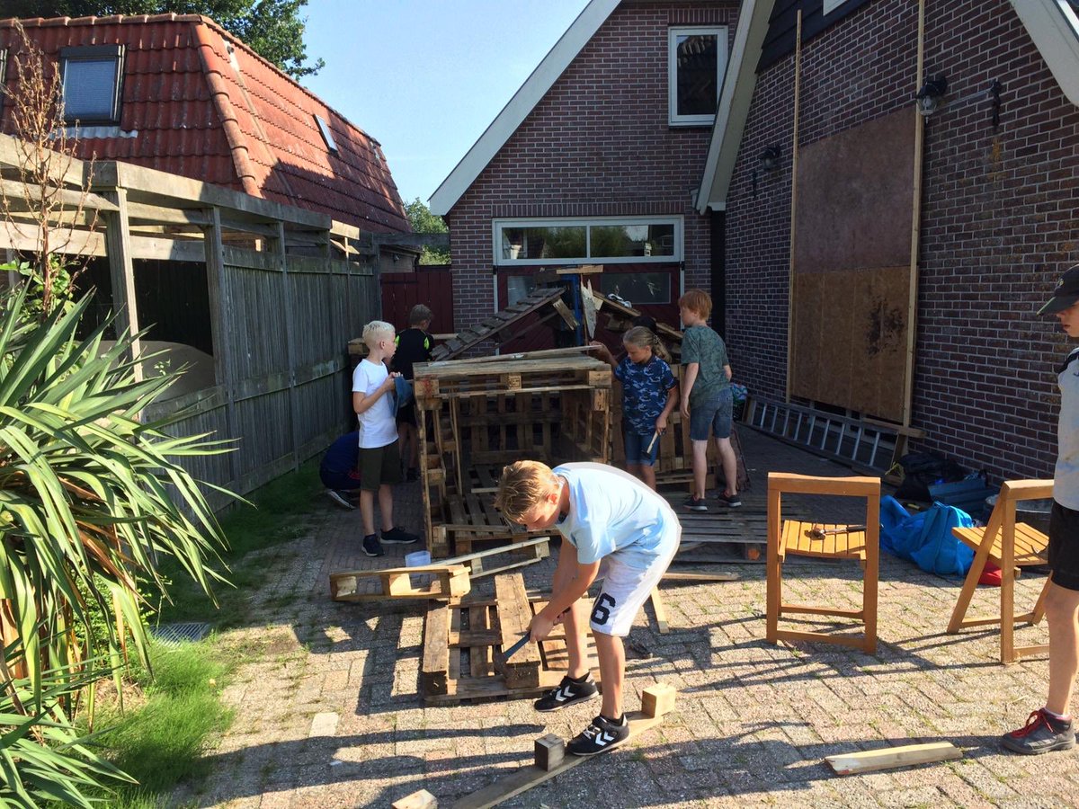 hutdorpAndijk's tweet photo. Er wordt al flink gewerkt aan @hutdorpAndijk @home goed bezig!! 🔨🔨🔨☀️ #Andijk #Timmeren https://t.co/aI5EApeJbi