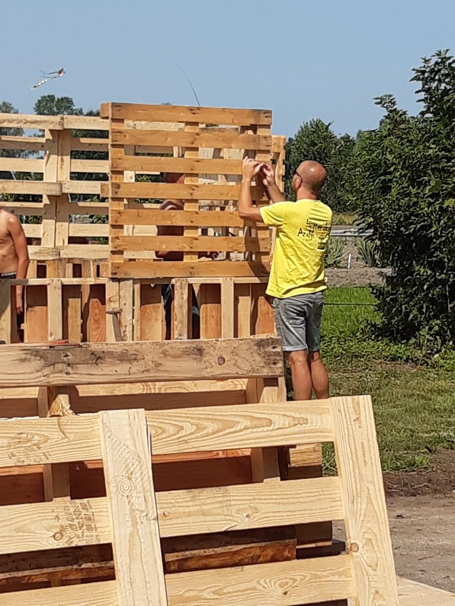 hutdorpAndijk's tweet photo. Er wordt al flink gewerkt aan @hutdorpAndijk @home goed bezig!! 🔨🔨🔨☀️ #Andijk #Timmeren https://t.co/aI5EApeJbi