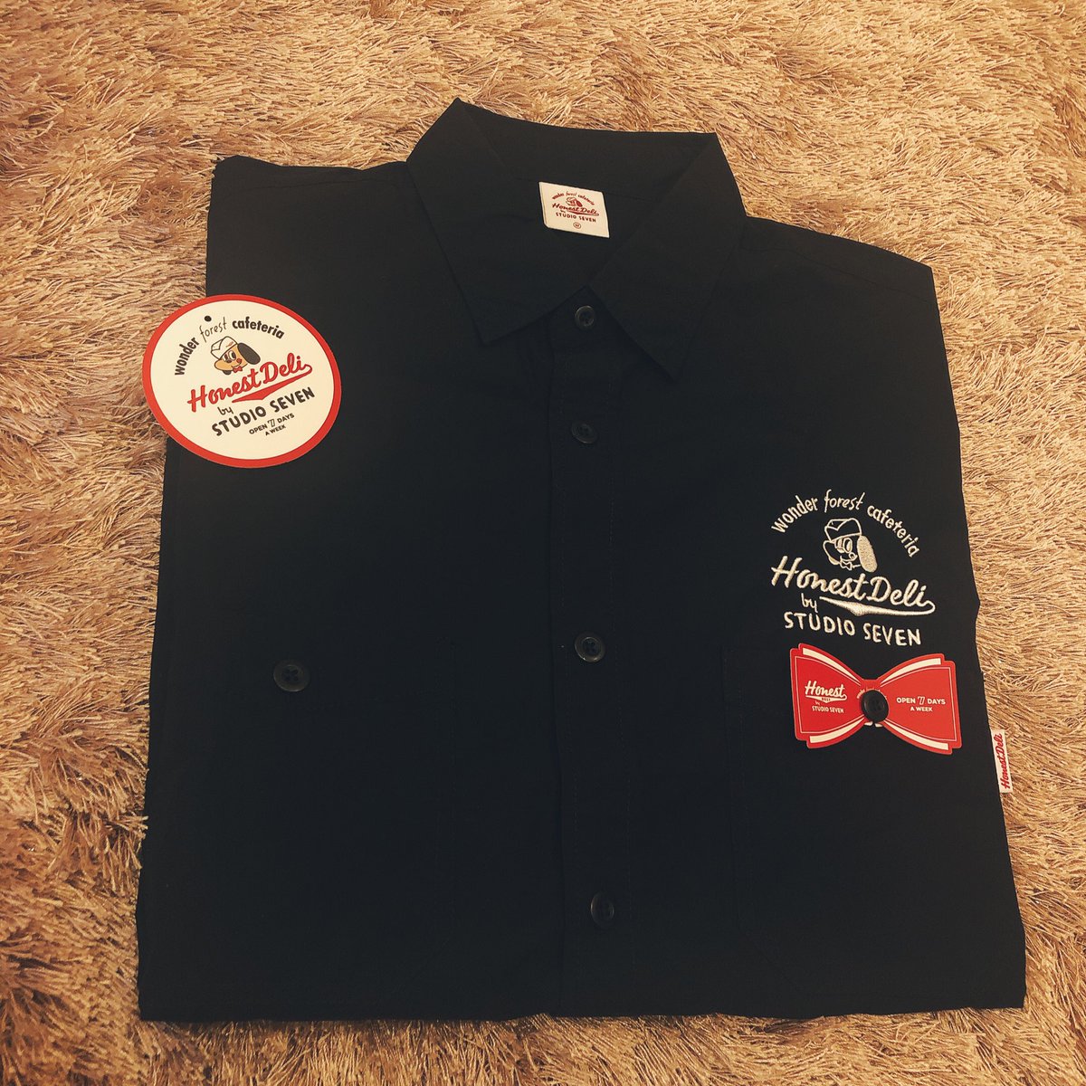 しお 頼んでないのにguとstudio Sevenコラボのシャツ買ってきてくれた 嬉しい あとこねずみのソフビガチャもくれた 顔いかれてるけどかわいい