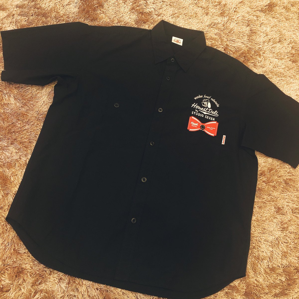 しお 頼んでないのにguとstudio Sevenコラボのシャツ買ってきてくれた 嬉しい あとこねずみのソフビガチャもくれた 顔いかれてるけどかわいい