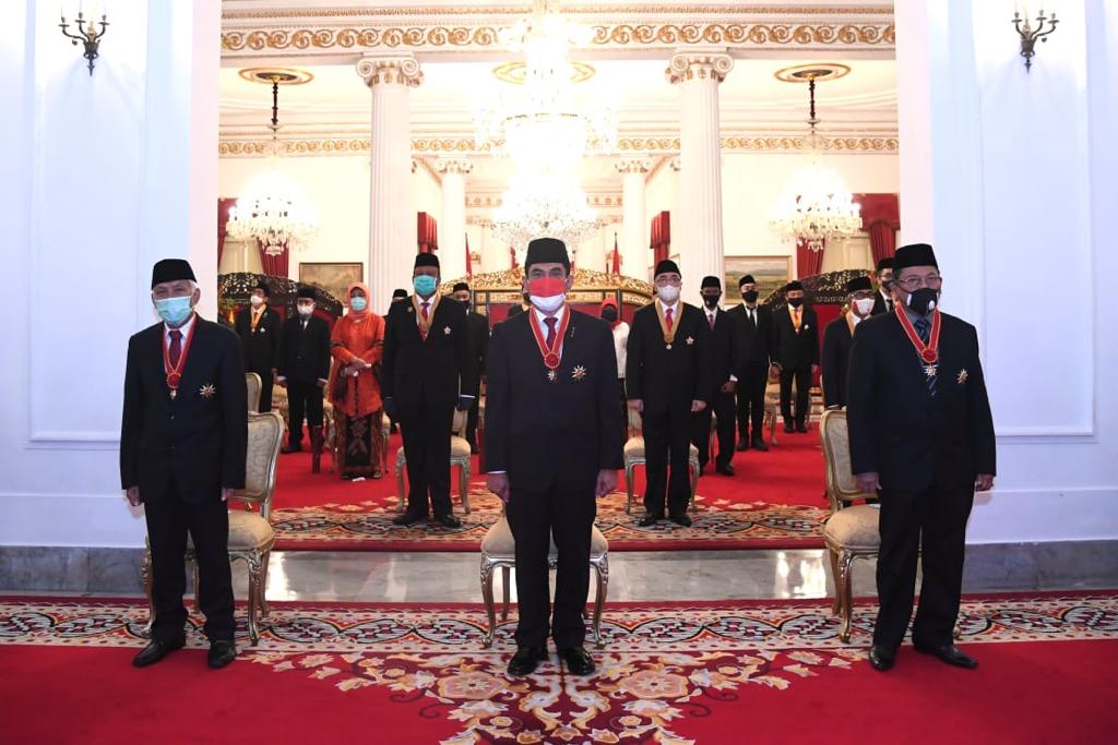 Menjelang Hari Kemerdekaan, saya menganugerahkan tanda jasa dan tanda kehormatan RI kepada 53 tokoh terpilih.

Mereka adalah orang-orang yang berjasa dan berprestasi luar biasa di berbagai bidang yang bermanfaat bagi kemajuan, kesejahteraan, dan kemakmuran bangsa dan negara.