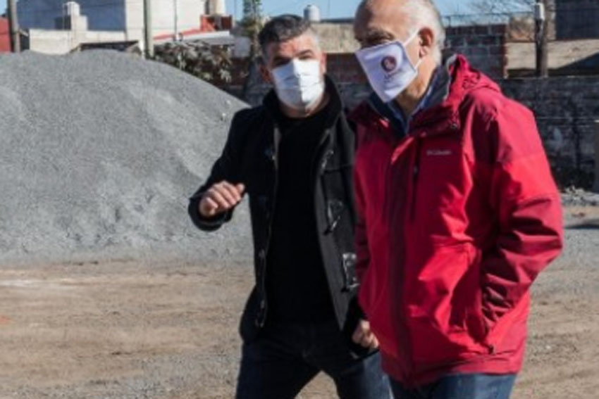 ConurbanoDiario's tweet photo. El intendente del Municipio, Néstor Grindetti, junto con el secretario de Espacio Público y Ambiente Sustentable, Gastón Cochello, recorrieron las instalaciones del corralón municipal, en donde se realizaron recientemente tareas de limpieza y refacción. https://t.co/teEdo1nahr https://t.co/LGaDH4djzb