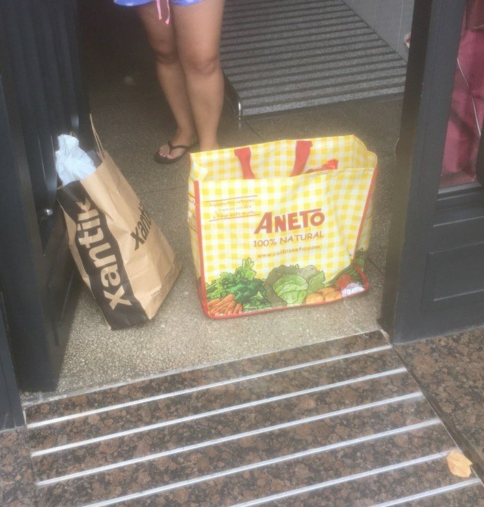BadalonaXarxa's tweet photo. Ahir des del CAP Gorg-St Roc #Badalona ens han demanat aliments i compra de medicaments per família sense recursos, que a part d’altres problemes de salut ara estan confinats per Covid 19. La pobresa no fa vacances. Perquè l'atenció de l'@AjBadalona sí? https://t.co/Vd53sbPoWp