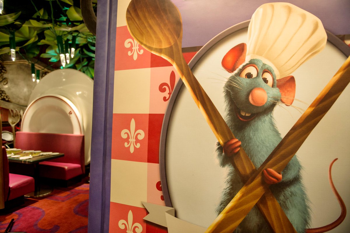 DisneylandParis's tweet photo. Une cuisine traditionnelle française servie à table dans un décor démesuré inspiré du film Disney•Pixar « Ratatouille » : bienvenue au Bistrot Chez Rémy ! 👨‍🍳🐭🍽 https://t.co/RNFIcF1FJo