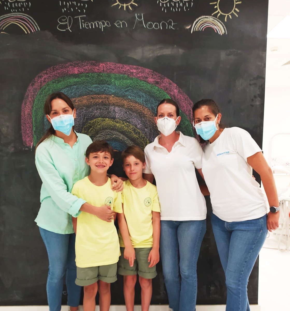 Porque el tiempo en Moonz ¡siempre es de colores!🌈☀️. Nuestros niños hacen que nuestros días sean así.🥰😁.  ¡Buenos días Moonzianos!#moonzmasqueortodoncia #diversioninfantil #dibujoinfantil #ortodonciainfantil #saludbucodental #dentistainfantil #saludinfantil #ortodoncia