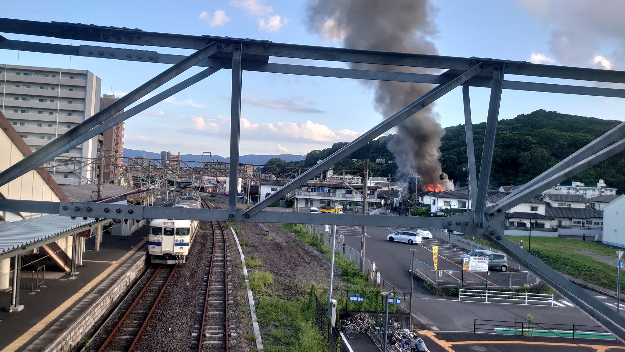 別府市の亀川駅近辺で火事 大量の黒煙が立ち上り騒然 延焼の可能性 ニュース速報japan