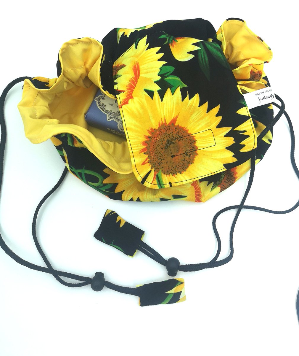 claridge23's tweet image. My Drawstring makeup pouches and all my handmade items are available to purchase on my website juebags.co.uk or #numonday #drawstringpouch #sunflowers #handmade #smallbusiness #juebagsshop #cosmetics #makeup #bees #holidays #vacations #etsyshop #thegiftofhandmade 🌻🐝