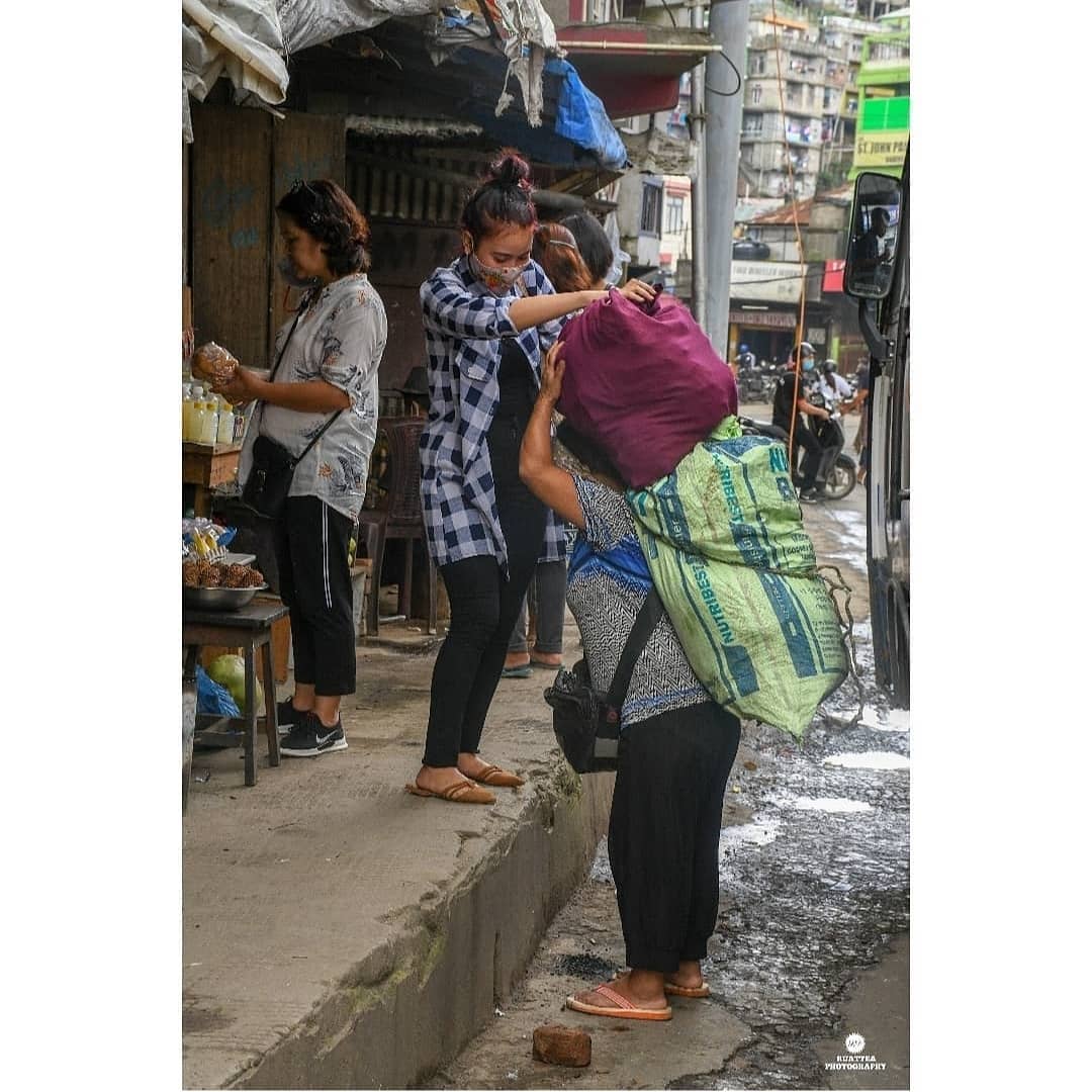 mizoraminsta's tweet photo. "Helping hands are better than praying lips"
📷 @elvisruattearalte
.
.
.
#help #helpinghands #tanpui #mizowoman #mizowomen #porter #ritphur #mizonula #zonu #mizohmeichhia #mizogirl #nula #mizonu #mizoram #mizoraminsta…
📸 https://t.co/04ORjBCJeQ via https://t.co/w819Jm6acn https://t.co/jI9xbsqqnN
