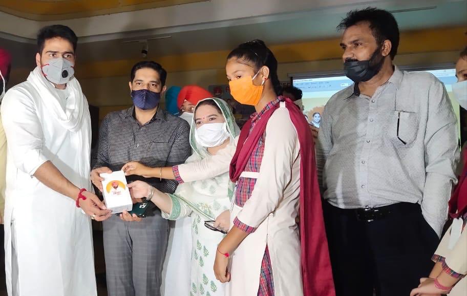 gazal_chhina's tweet photo. Students across the state can be seen thanking Chief Minister @capt_amarinder Singh for the recently distributed smartphones by the #PunjabGovernment under its #CaptainSmartConnect scheme. #SmartConnectSmartProgress https://t.co/3rAqmNI22y