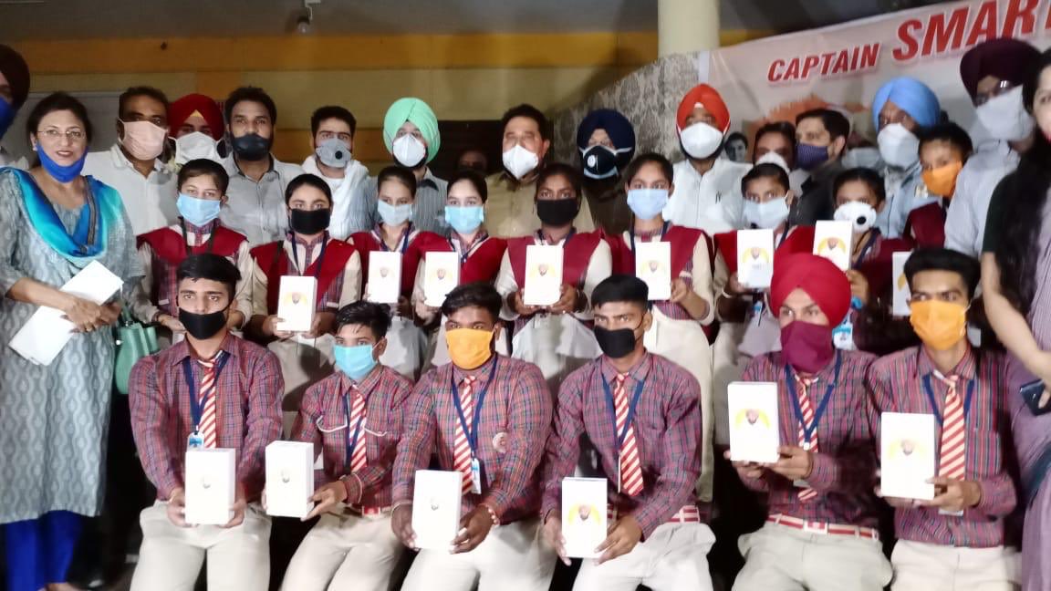 vanshbassi1's tweet photo. Students across the state can be seen thanking Chief Minister @capt_amarinder Singh for the recently distributed smartphones by the #PunjabGovernment under its #CaptainSmartConnect scheme. #SmartConnectSmartProgress https://t.co/TwgjHXzw0r
