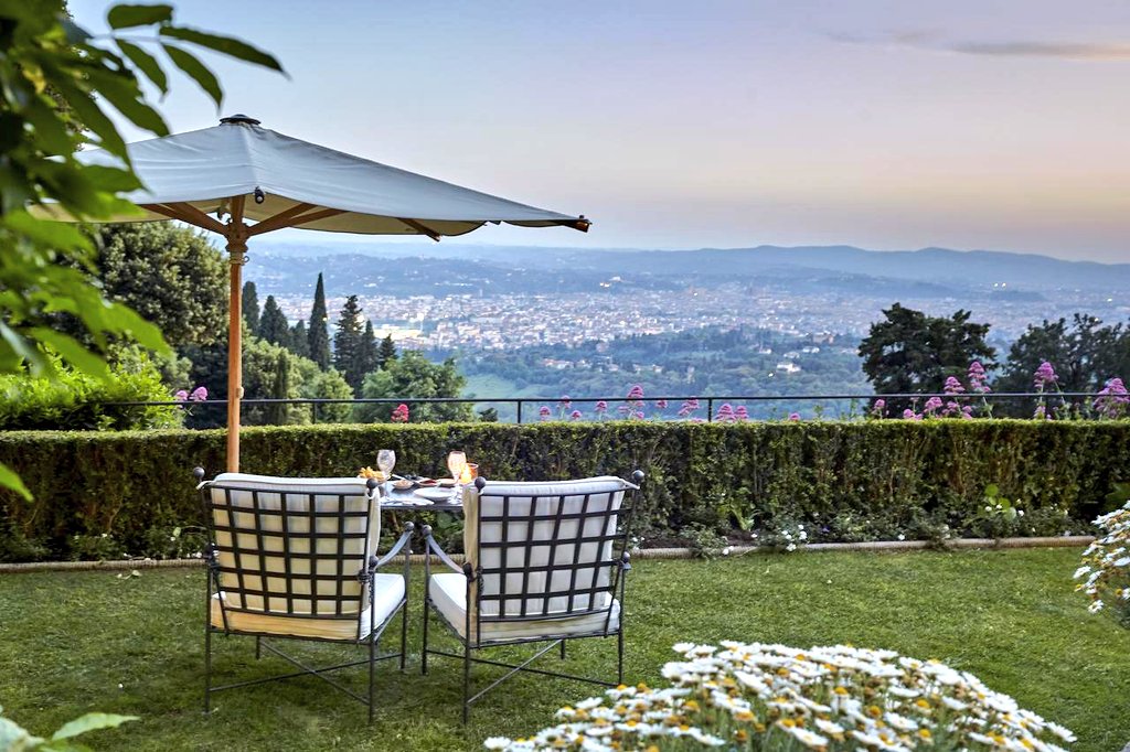 Belmond Villa San Michele ⁦🇮🇹⁩
قبل 500 عام قام الرسام والنحات الأسطوري مايكل آنجلو 🗿 بتصميم واجهة أحد المباني الواقعة في ضواحي فلورنس والذي تحول إلى فندق أنيق تحت إدارة بيلموند الفاخرة 👑