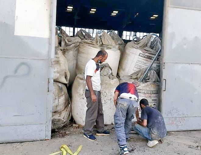 Impressionnante photo (authentifiée) du hangar N°12 du port de #Beyrouth, avant l'explosion. Devant les ouvriers qui s'affairent, les sacs de nitrate d'ammonium entassés. Chaque sac pèse une tonne. Il y en avait 2700.