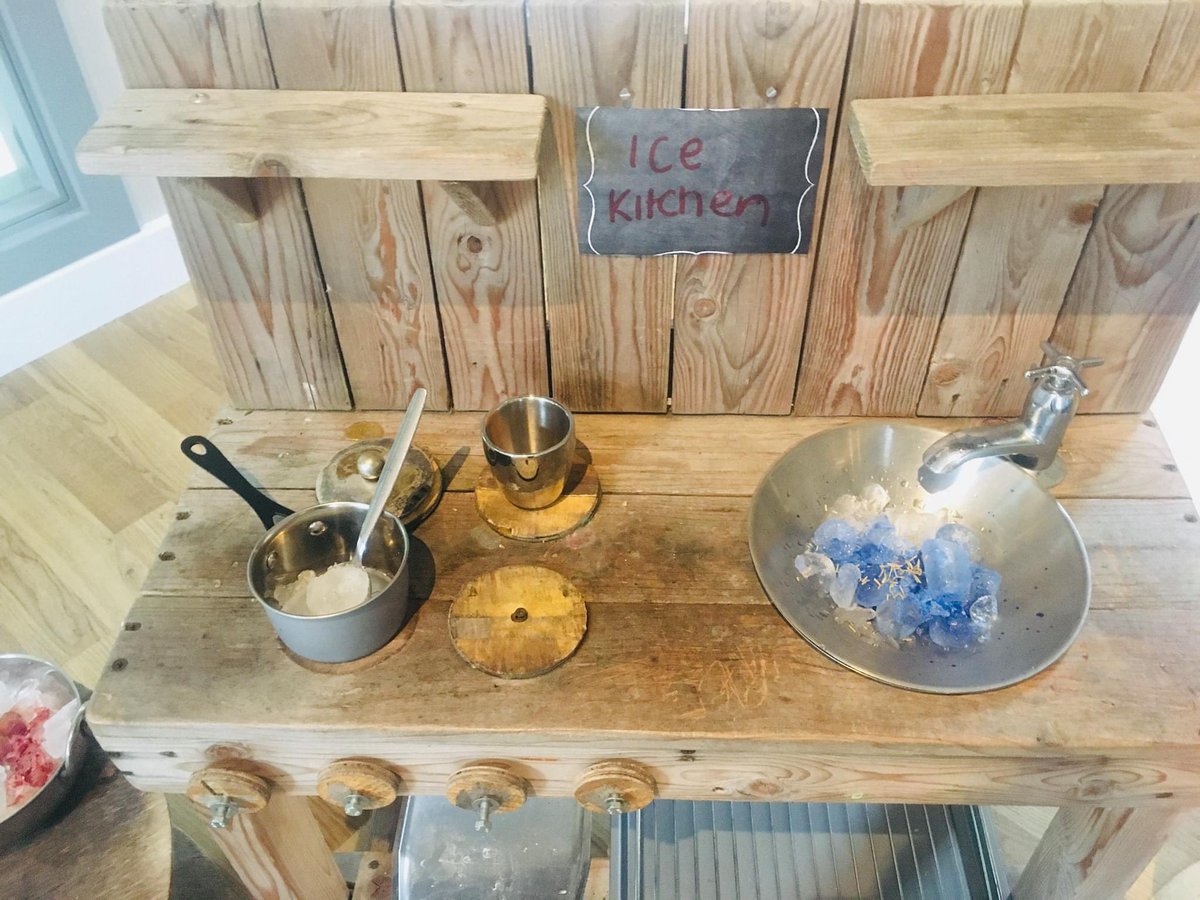 futureeinstein3's tweet photo. I C E   K I T C H E N 🧊

Toddlers explored ice and made ‘iced tea’ with lots of flavours including ‘cinnamon’ ❤️
.
.
.
#playinvitation #icekitchen #imginativeplay #science #eyfs #earlyyearsplay #leedschildcare #wakefieldchildcare #leeds #nursery #wakefield https://t.co/kKitYGu7UI