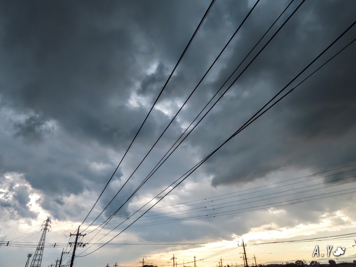 yumeasutw's tweet photo. 黒雲襲来⛈️

北から #積乱雲 が南下して来ました⛈️
激しい雨が降っている様子が分かります☔
西の空には #夕日 が顔を出しました✨

#いまそら #イマソラ
#夕空 #夕焼け #鉄塔 #電線
#空の名前
#雲の教室
#雨雲
#乱層雲
#層積雲
#高層雲
#ゴールデンアワー
#a2020 #a08013 #a202008 #a2020083 https://t.co/owOrxMnb1R