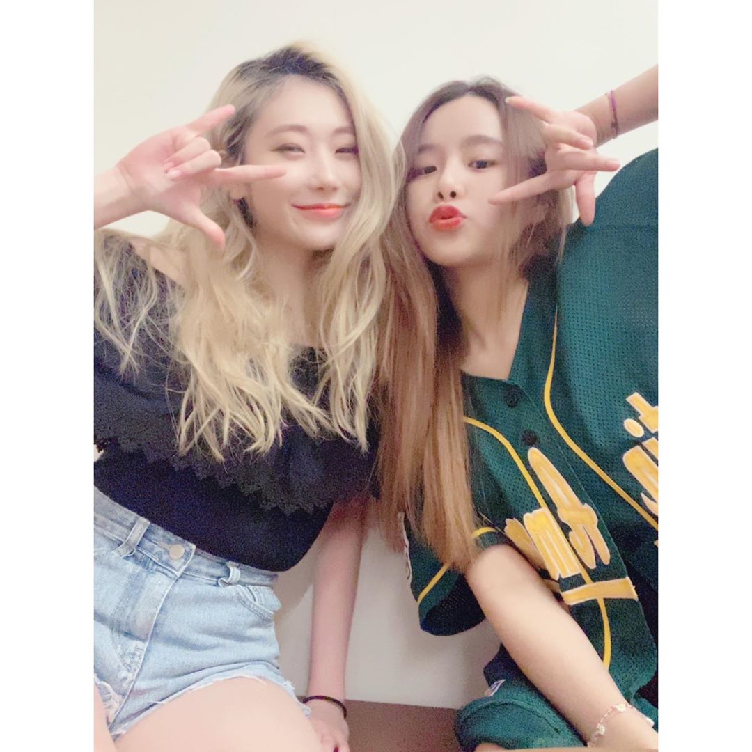 Beer4everHmm's tweet photo. นัตตี้กับจินนี่วง Secret Number💜❤️
ส่วนตัวคิดว่าทั้ง2อาจจะรู้จักกันถ้าไม่ผ่านทางลิซ่า(เทรนด้วยกันที่YG) ก็ทางโจ ยูริ/ชีอัน/อึนยอง(PD48)นะ
เพราะตอนทั้ง2โปรโมทช่วงเดบิวต์ก็เห็นทักกันบนเวที
#Natty #SecretNumbers https://t.co/D5xNxKFobQ