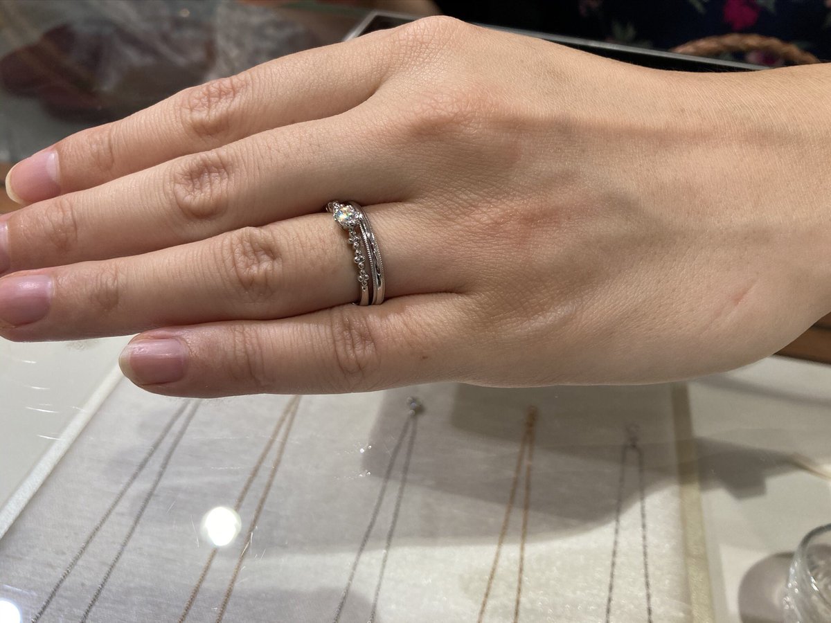 めぇー ゲーム垢 うちは 婚約指輪なしで 結婚指輪だけで結婚式でも使いました その結婚も何度かの引っ越しで荷物をマンションの別の階におかれ紛失 その後 新婚旅行でハワイに言ったときにオーダーメイドで ハワイアンジュエリーのお揃い作りました