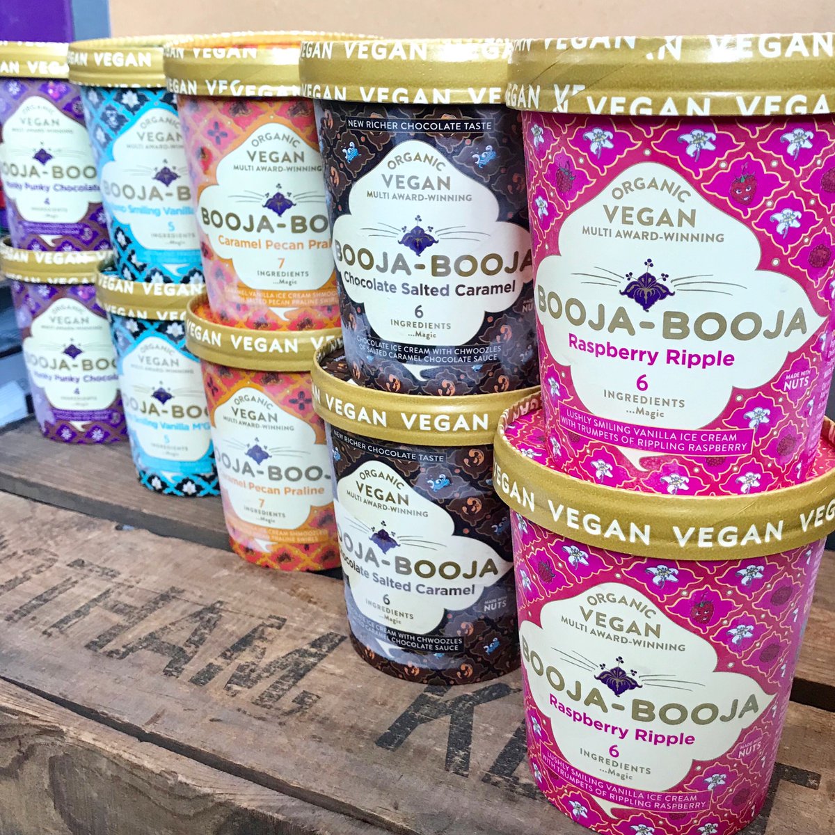 ManukaUK's tweet photo. In this heat, we turn to Booja Booja to help us cool down! 😅
Multi award-winning, dairy gluten and soya free, 100% vegan and made from only 4-6 ingredients, including healthy creamy cashew nuts! 
They come in 2 sizes and 5 yummy flavours! Which is your favourite?🤔 https://t.co/H9mHV30LTP