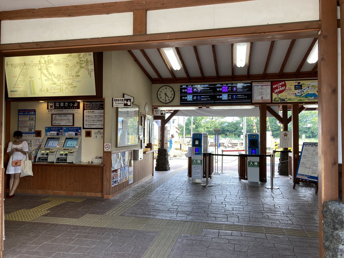 تويتر Yoshi على تويتر 富士急行 河口湖駅 改札口の発車標 固定表示で左側が日本語と英語 右側が中国語とよく分からない言語出してる T Co Wwhiotmwhq