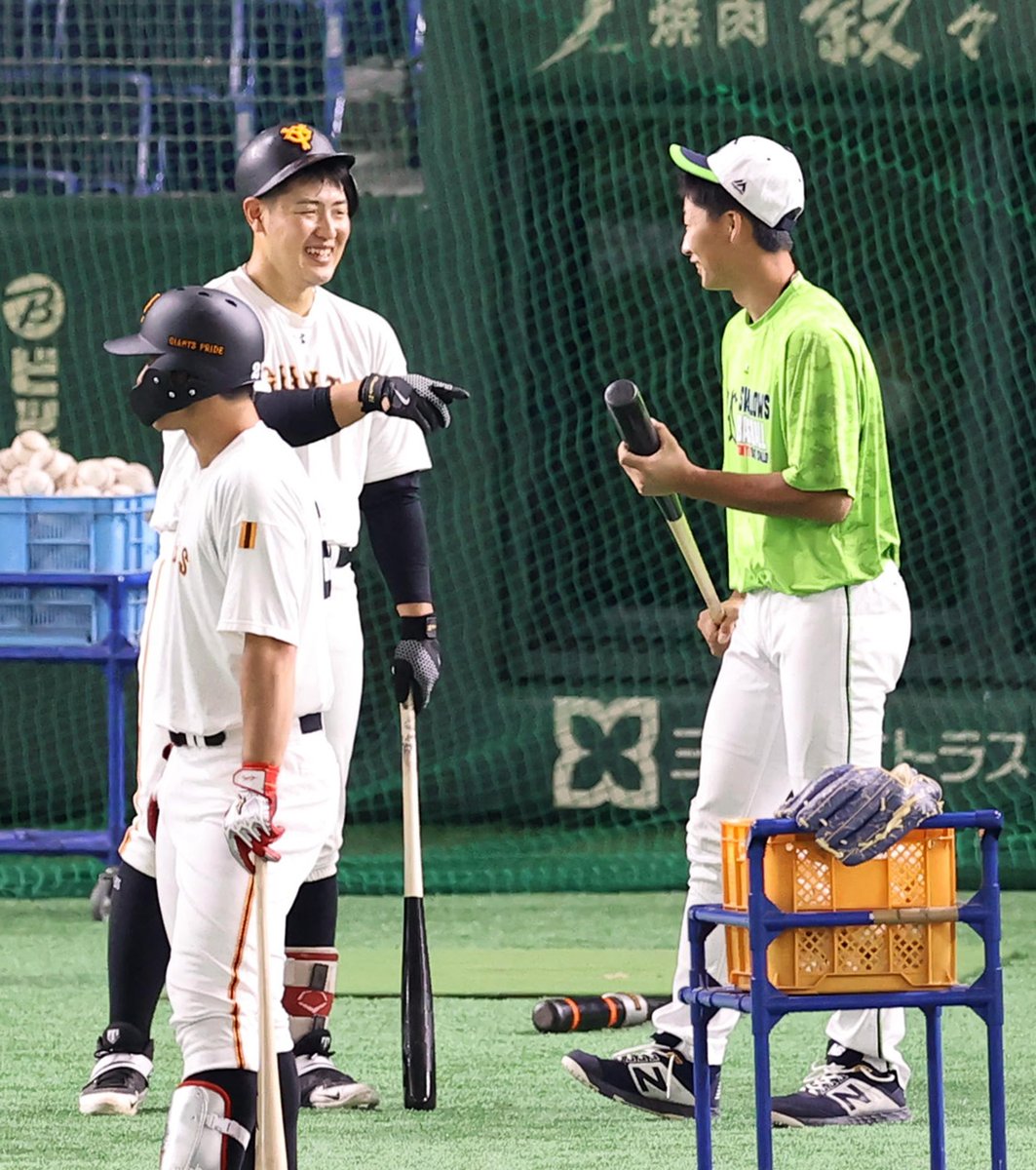 智辯学園甲子園記念　岡本和真・廣岡大志寄贈　超希少品 巨人・岡本和、母校へ記念品贈呈も痛恨の
