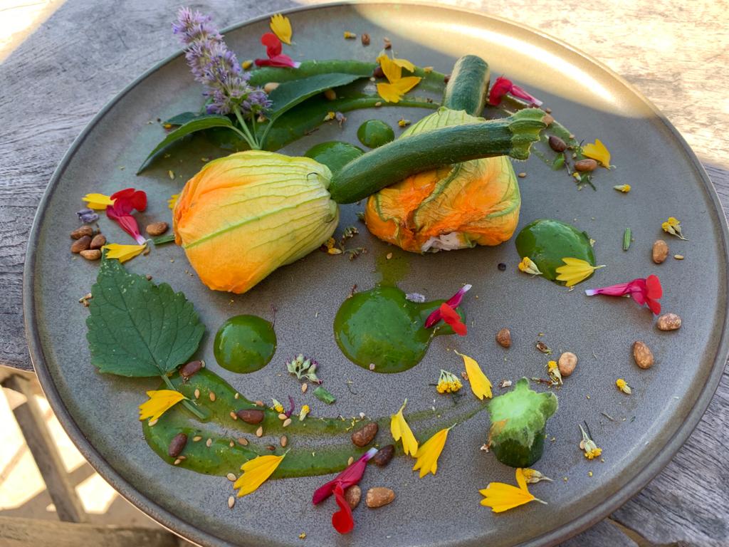 guideMichelinFR's tweet photo. Fleur de #courgette un jour, fleur courgette (presque) tous les jours. Avec plus ou moins de réussite : farcies aux champignons, à la ricotta et truffes, à la chair de volaille... La saison bat son plein en Provence !
#Provence #cuisineprovencale
@MyProvenCulture https://t.co/ubYGc95R8U