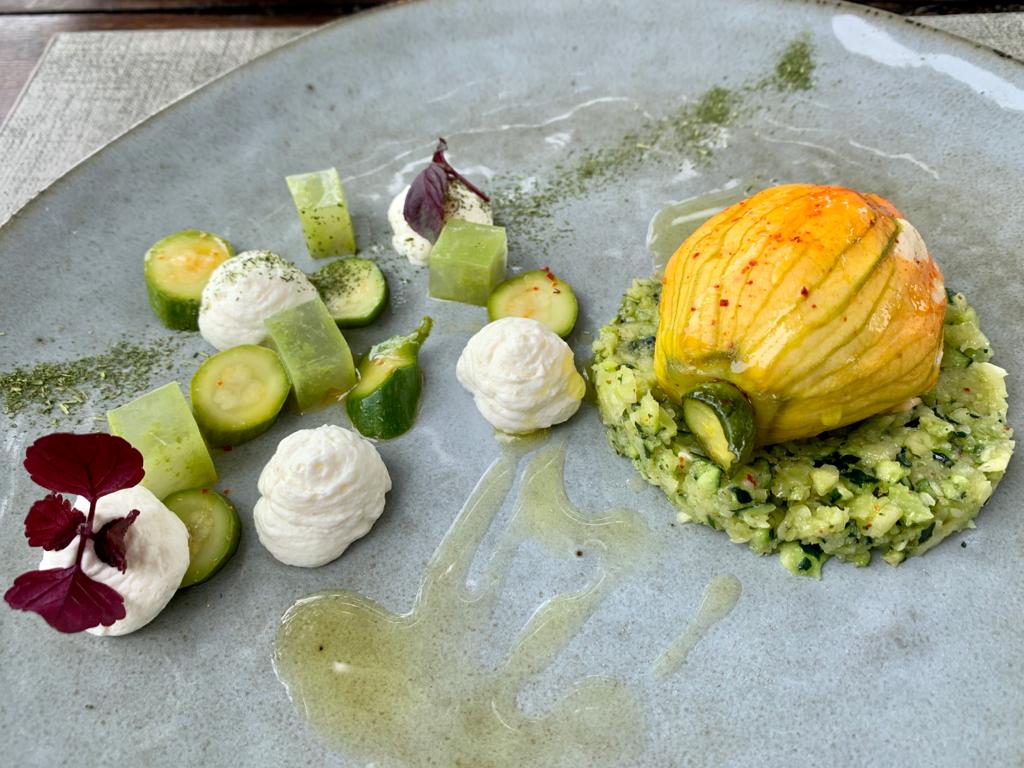 guideMichelinFR's tweet photo. Fleur de #courgette un jour, fleur courgette (presque) tous les jours. Avec plus ou moins de réussite : farcies aux champignons, à la ricotta et truffes, à la chair de volaille... La saison bat son plein en Provence !
#Provence #cuisineprovencale
@MyProvenCulture https://t.co/ubYGc95R8U
