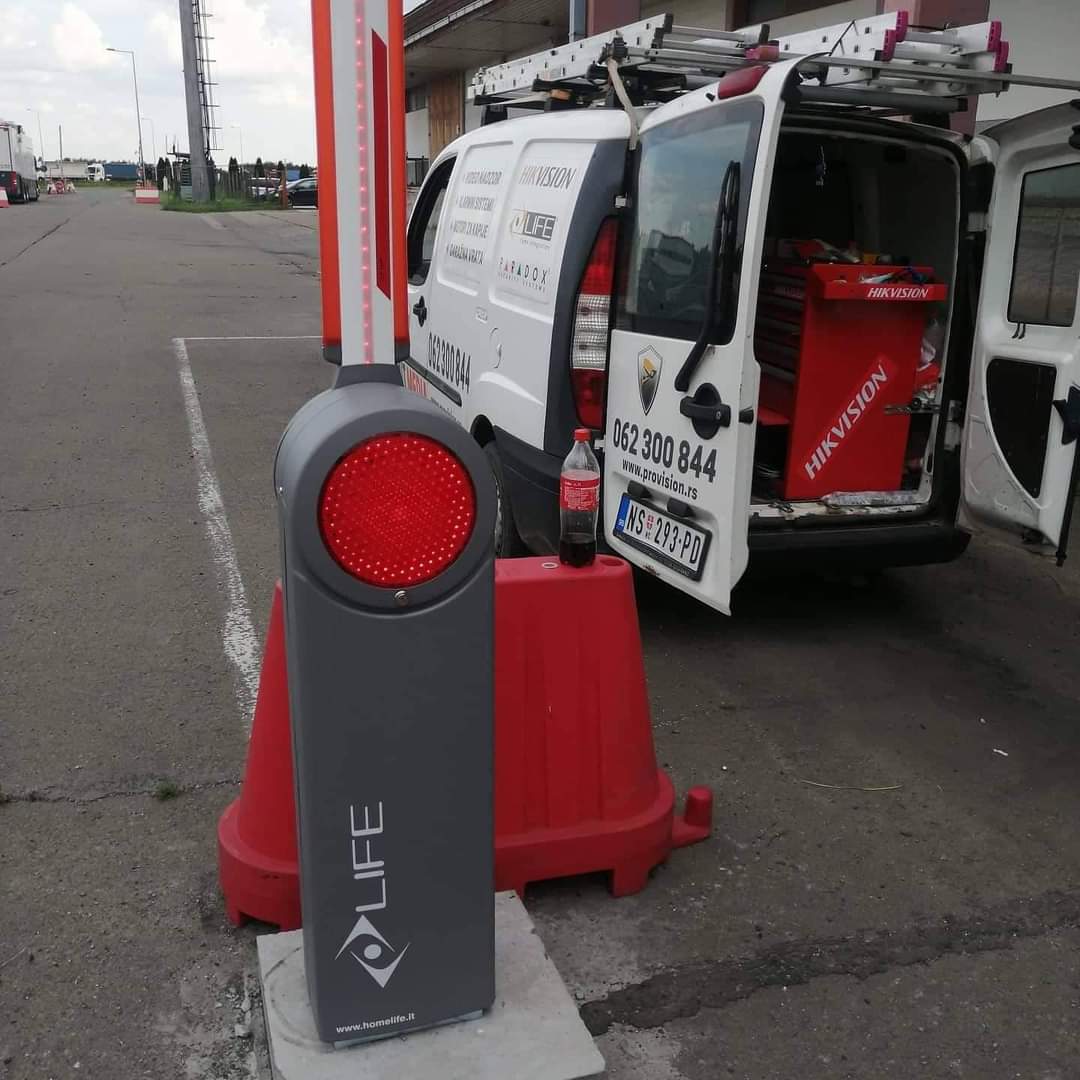 aleksandra_smit's tweet photo. 2x LIFE #automatskerampe postavljene na carinskom terminalu #Kelebija . Dužine ruke rampe 3 i 4 metara, sa LED rasvetom i na stubu rampe i na ruci rampe. 👍 
Želite i Vi da kontrolišete ulaz vozila u firmu, parking...?  https://t.co/u7vLSu9nAY https://t.co/YCQNNTYoHc