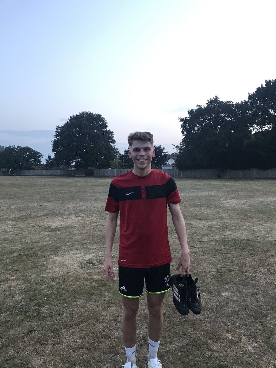 jubilee_F_C's tweet photo. Name: Alex Clemmett
Position(s): RB
Nickname: Clem 
Footballing Idol: Jon Otsemobor
Pint of choice: Carling Darling https://t.co/URJTSbhVZH