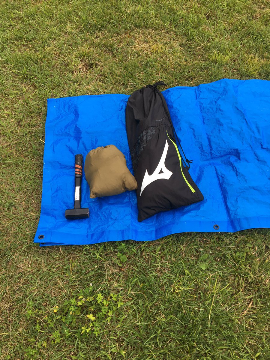 Hirokazu 何処でもバイクハンモックキャンプを目指して 70cm以下の材料でハンモックハンガーを作ってみたけど 重量軽く無くて対荷重多分アウト しなって設置 大人しくツーバイフォー木材で作った方が強度出そう ポールはイレクターパイプの60cmケース