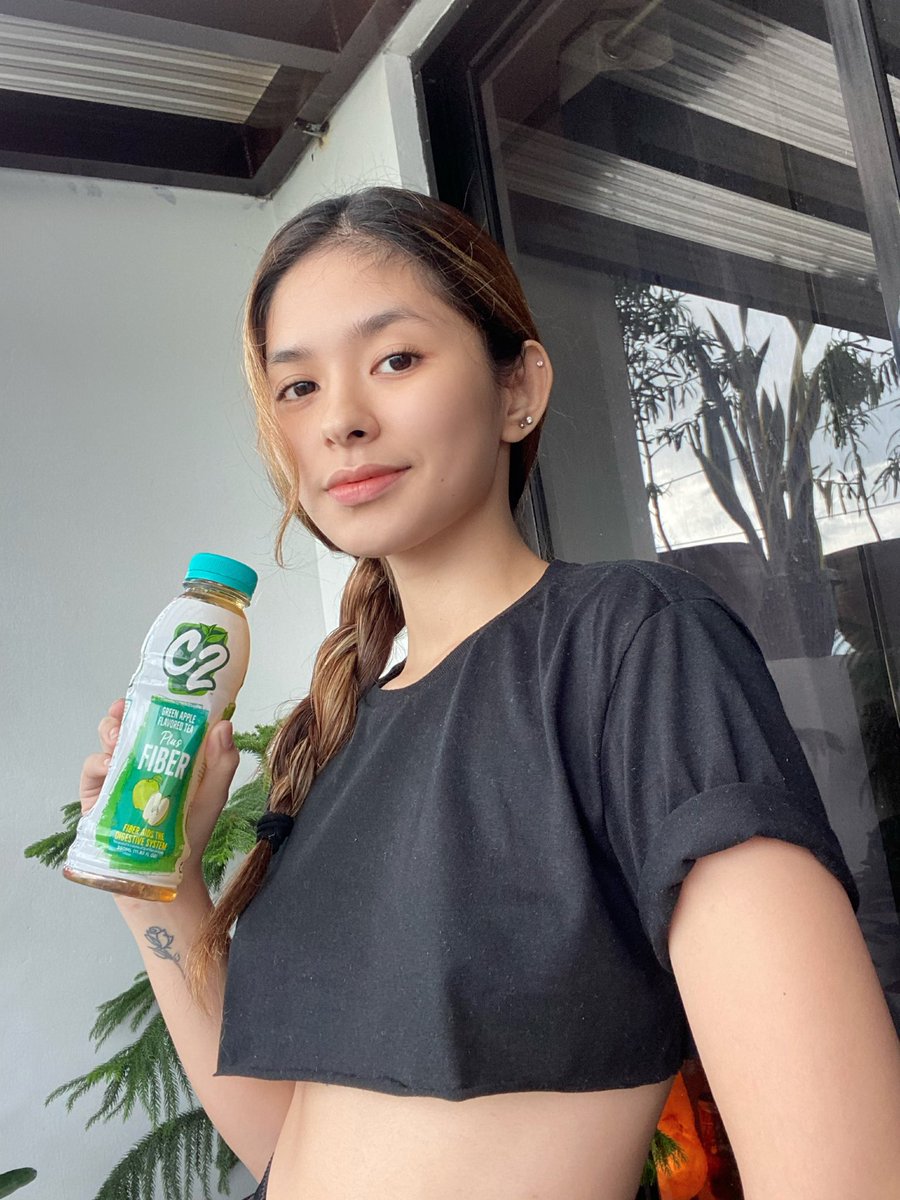 iamAndalioLoisa's tweet photo. Papawis kahit nasa bahay lang! Buti na lang may #C2PlusFiber para refreshing pa rin. Feeling light and clean pagkatapos ng workout ๐ ๐
#C2CoolandClean helps me have better digestion rin kaya ๐๐ผ @C2CoolandClean https://t.co/RurLWuSND6