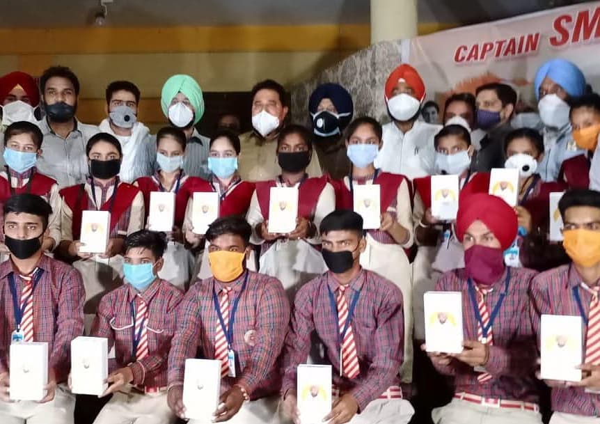 Ramsha_kalhan's tweet photo. Students across the state can be seen thanking Chief Minister @capt_amarinder Singh ji for the recently distributed smartphones by the #PunjabGovernment under its #CaptainSmartConnect scheme. #SmartConnectSmartProgress

@capt_amarinder
@AkshaySharmaOrg 
@NSUIPunjab https://t.co/wdOv4H976M