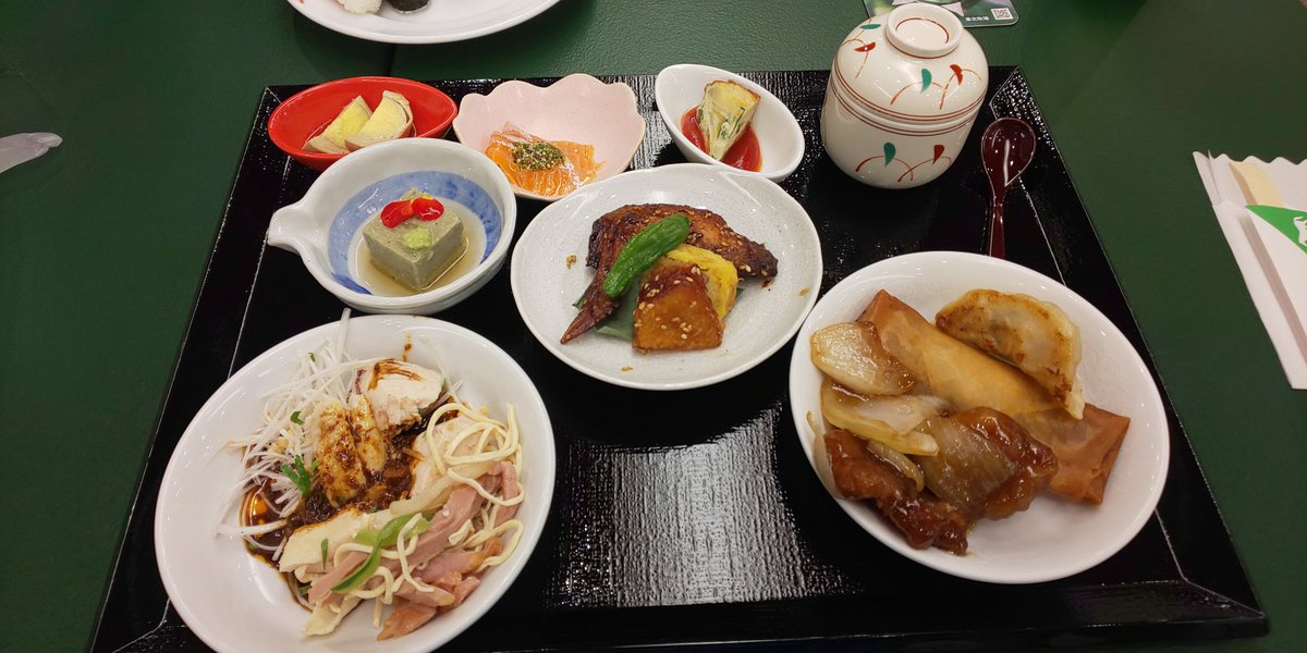 ksmsts0913's tweet photo. 廃棄前提おじさん…。そんなことしても「得」にならない！旅先で出されたものは、よく味わい���食する！それが礼儀だよ。
府中のホテルコンチネンタルにある東北牧場というレストラン。しっかり料理は小分けされ、しかもたくさんの創作料理が食べられて満足感高いぞ！（後半が宣伝なのは赤ランプだな） https://t.co/I405rv0XI7