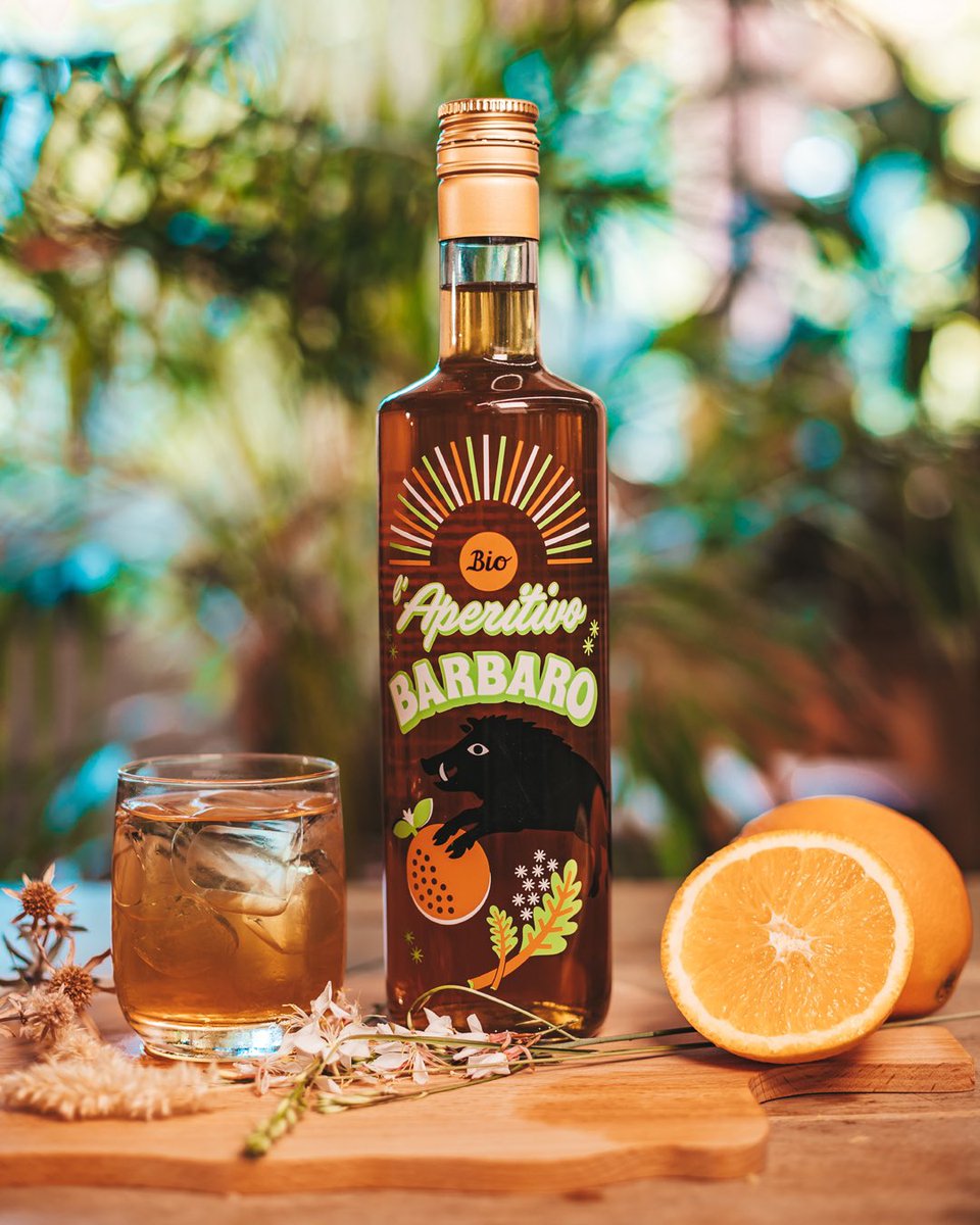 L’Aperitivo Barbaro è un bitter prodotto unicamente con erbe, fiori, frutti e radici coltivate in maniera biologica. È uno spirito libero, autentico e ha un carattere spontaneo e fresco grazie alle delicate note agrumate delle scorze d’arancia e all’intensità del rabarbaro.